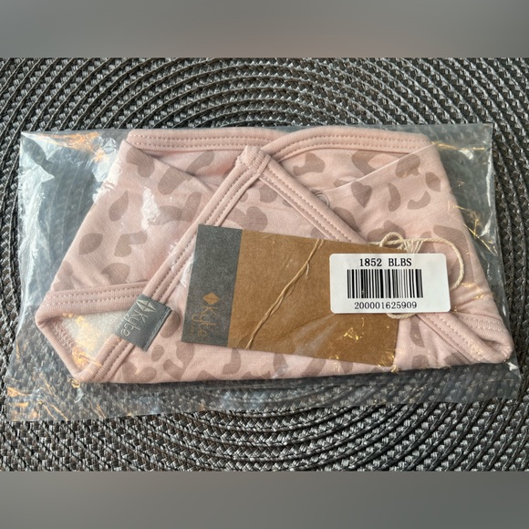 Kyte Baby Bamboo Blush Leopard Bib New in package - Picture 4 of 4